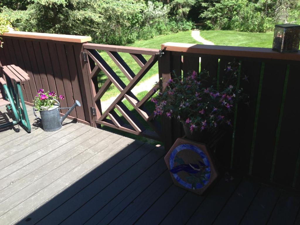 Redwood Meadows Bed And Breakfast Bragg Creek Exterior foto
